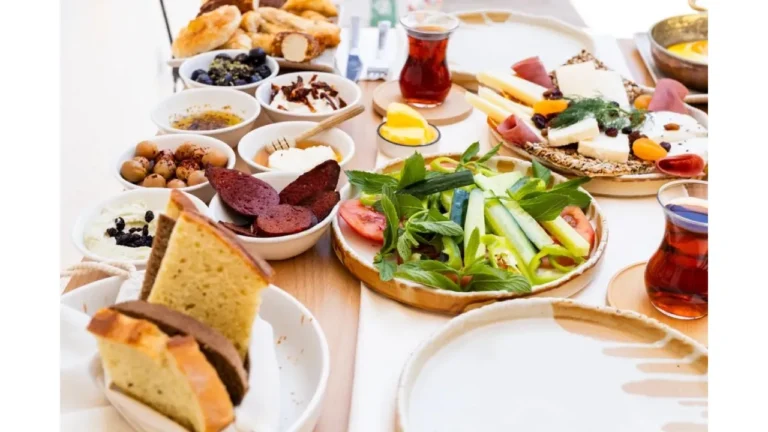Ev Yapımı Ürünlerle Kurulan Sığacık Kahvaltı Sofrası İle Boii Rest & Breakfast